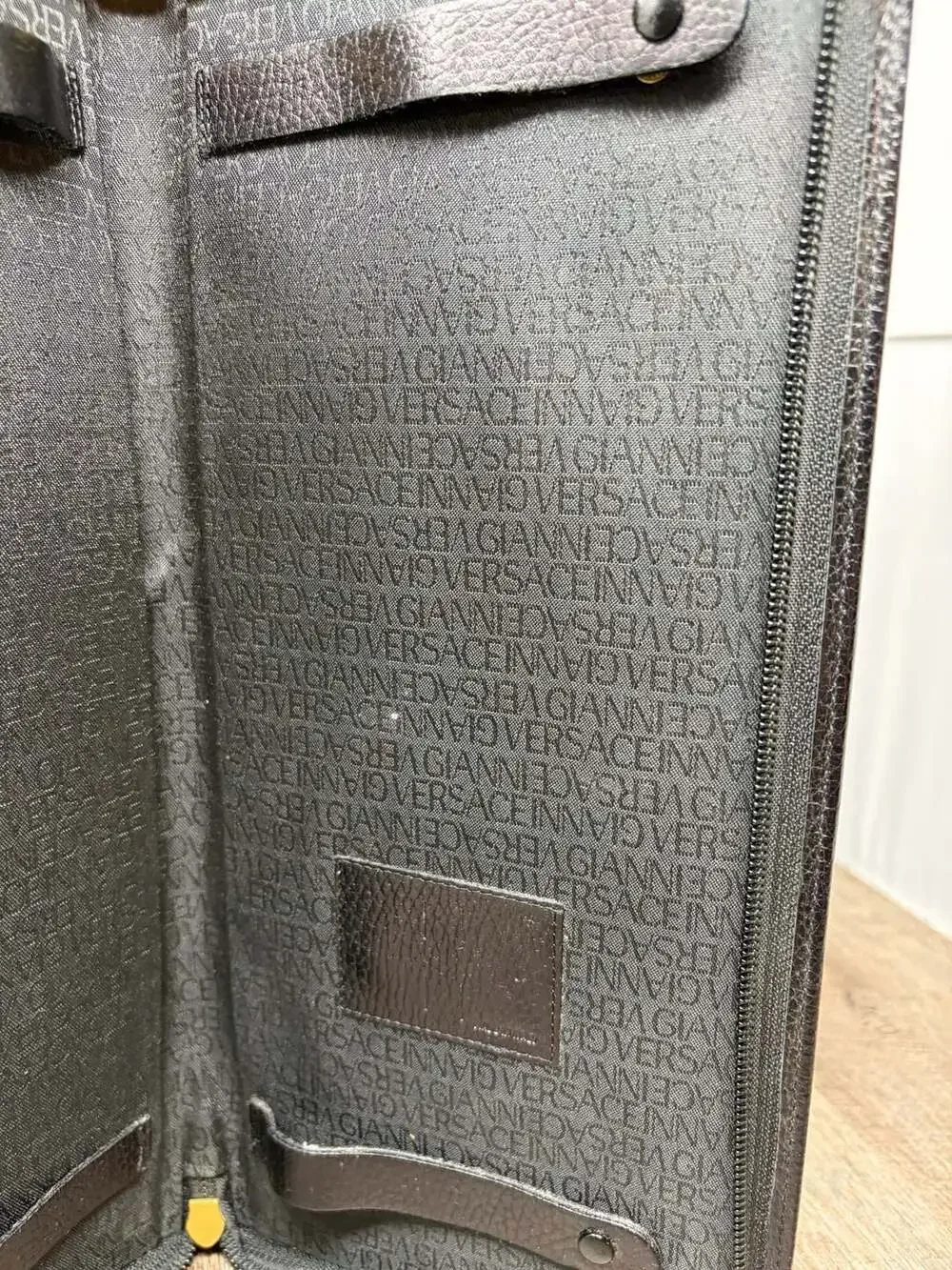 Gianni Versace Vintage medusa Black Leather Garment/Tie Travel Case gold toned